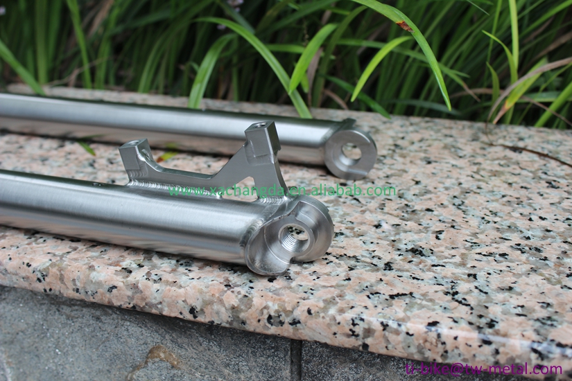 XACD titanium bike fork with axle through design